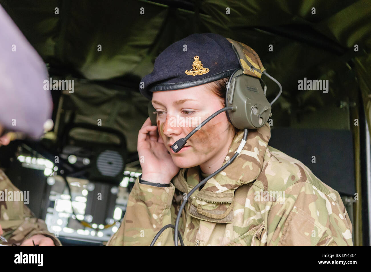 Un Royal Artillery operatore radio Foto Stock
