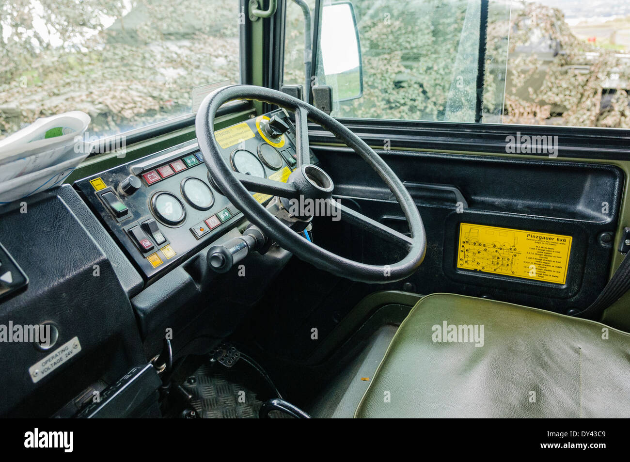 Interno della cabina di un Pinzgauer 6x6 di azionamento di tutte le ruote del veicolo militare Foto Stock