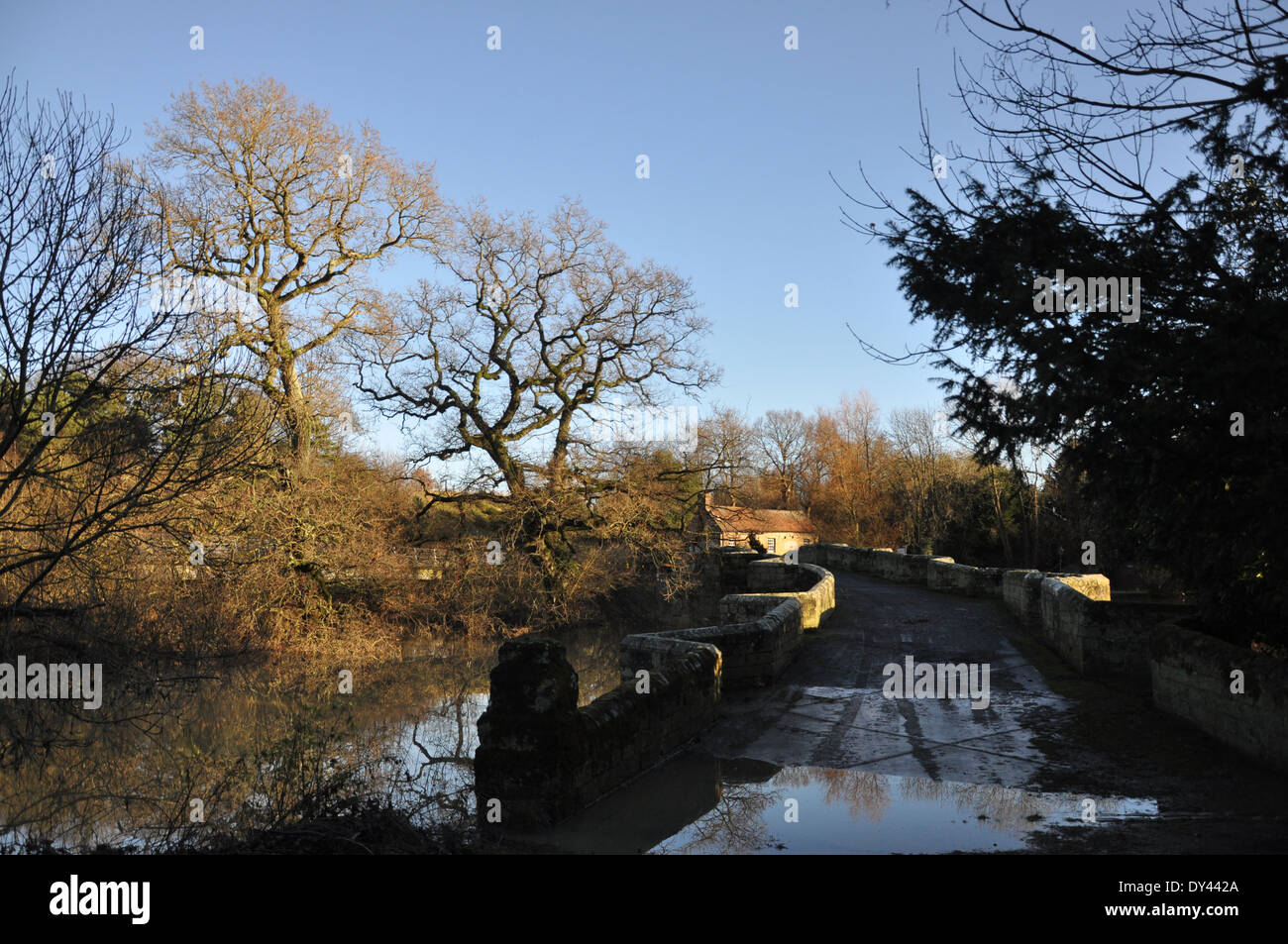 Il White Hart, un paese di lingua inglese pub dell antico ponte Stopham a Pulborough West Sussex, Regno Unito Foto Stock