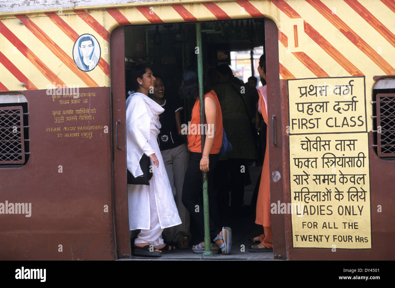 India Mumbai 6 miliardi di pendolari in viaggio i treni locali della stazione ferroviaria occidentale tra il centro città e suburbans giornaliero, donne coach Foto Stock