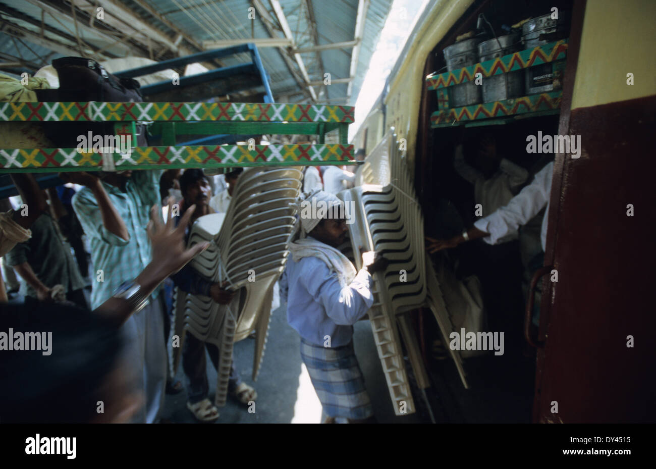 India Mumbai, 6 miliardo che viaggia in treni locali della ferrovia occidentale tra il centro della città e i suburban ogni giorno, Dhaba wallah portatore trasporto pranzo scatole Dhaba pranzo dalla cucina casalinga all'ufficio del marito Foto Stock