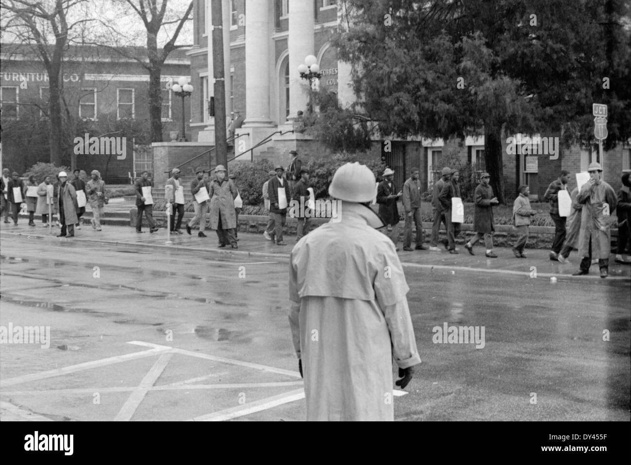 Una vista panoramica del centro di Jackson, Mississippi, scattata intorno al 1914. La fotografia illustra l'architettura dell'inizio del XX secolo e la vivace scena urbana della città all'epoca. Foto Stock