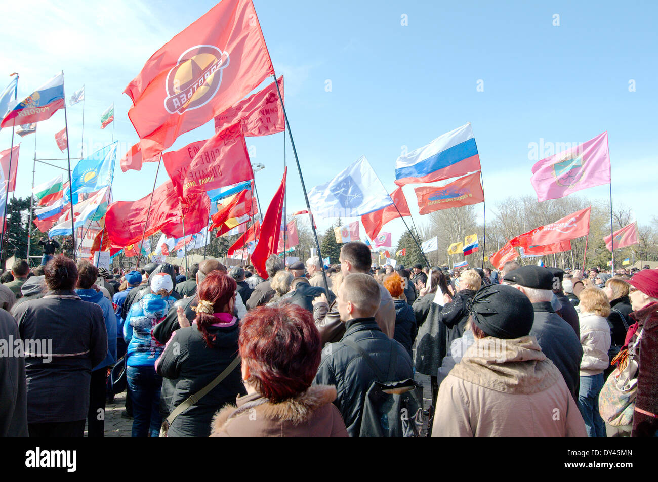 Odessa, Ucraina. 06 Aprile, 2014. Riunione di protesta assemblea popolare Antimaidan - 'campo di Kulikovo'. Questa dimostrazione nel campo Kulikovo, Odessa, Ucraina (l'Ucraina del sud), per un referendum contro il nuovo governo di Kiev contro la nazionale-fascismo. Il principale slogan: "Ci vuole un referendum' 'Libertà Anton Davydchenko" "Odessa è una città russa" "Vogliamo russo la seconda lingua ufficiale" "siamo contro il fascismo" "siamo contro il nazionalismo' Foto Stock