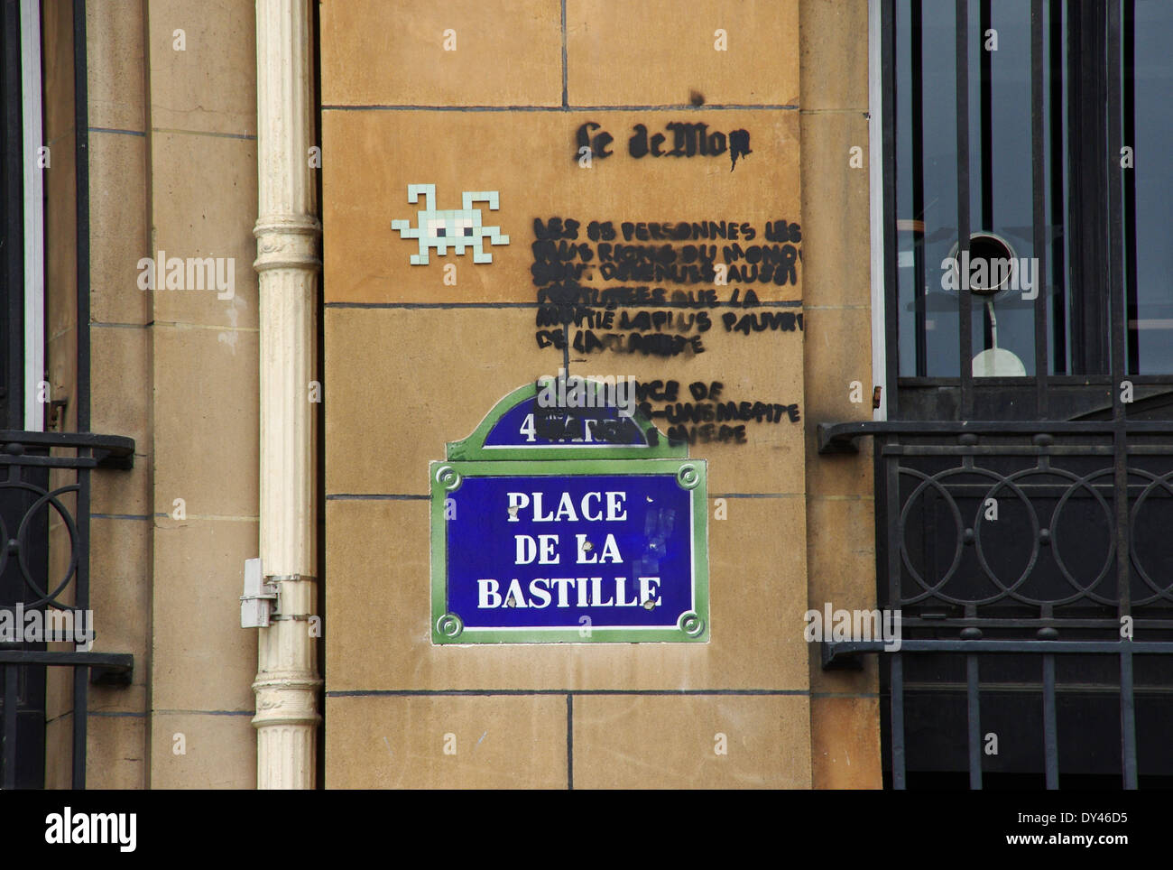 Un cartello stradale di Place De La Bastille di Parigi con alien e graffiti Foto Stock