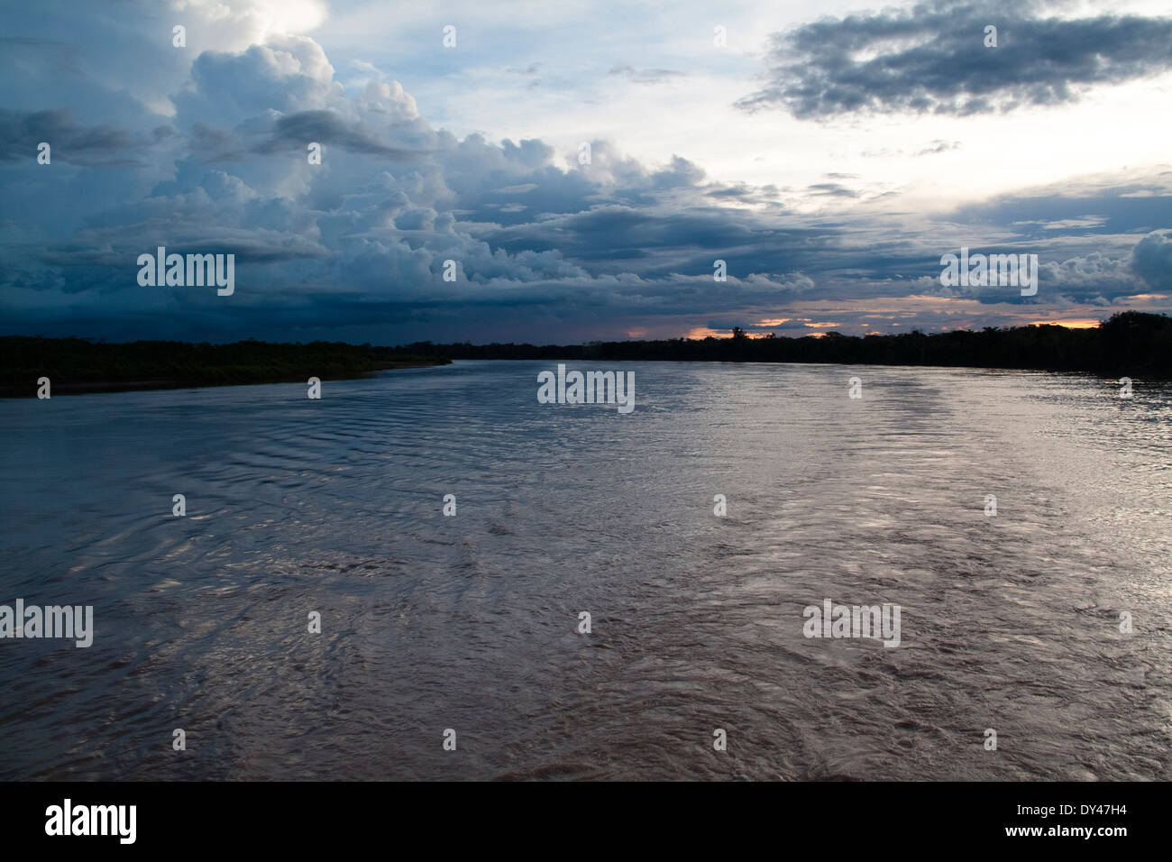 Tramonto sul fiume Rio delle Amazzoni nei pressi di Iquitos, Perù Foto Stock