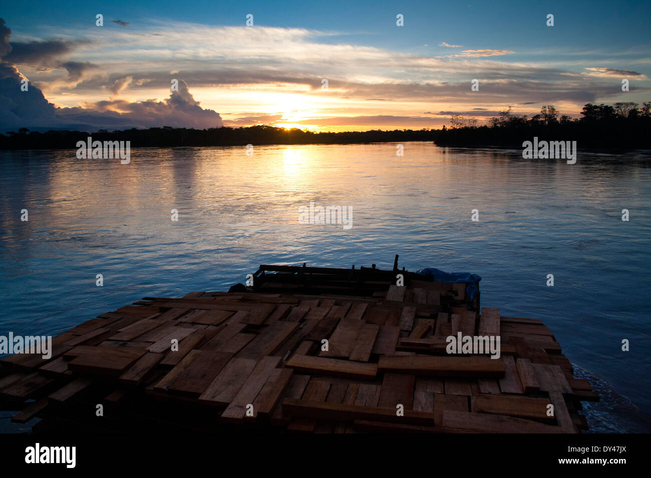 Alba sul fiume Rio delle Amazzoni nei pressi di Iquitos, Perù Foto Stock