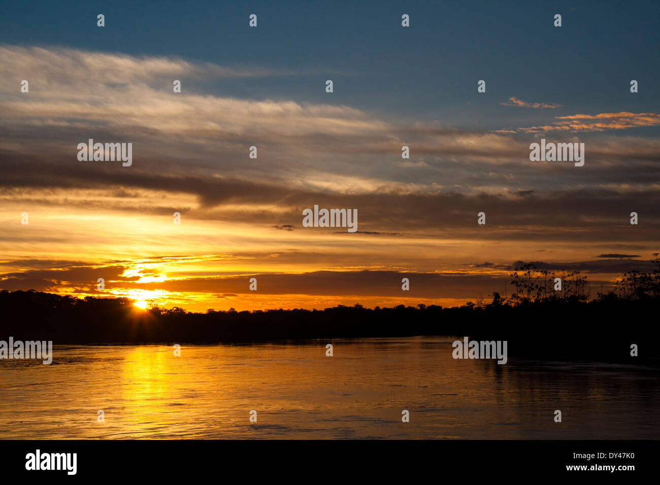 Alba sul fiume Rio delle Amazzoni nei pressi di Iquitos, Perù Foto Stock