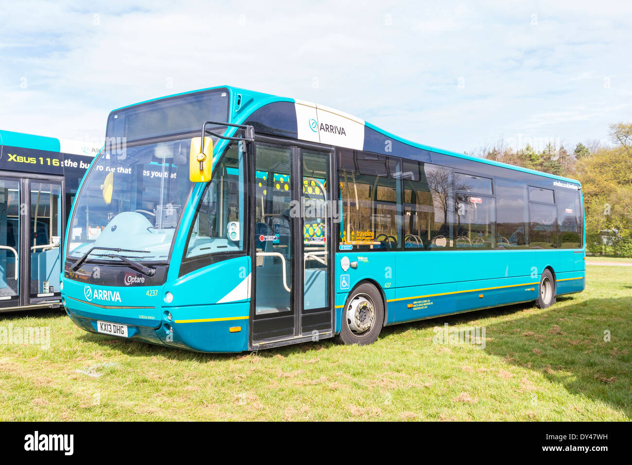 Giorno moderno bus arriva a Patrimonio spettacolo del veicolo Foto Stock