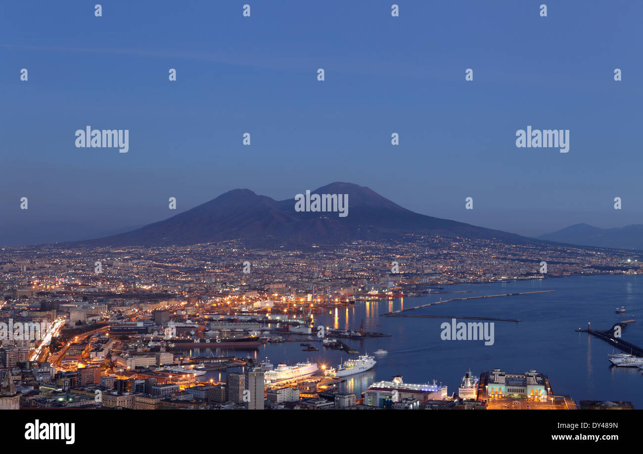 Vista del Golfo di Napoli e sul Vesuvio in distanza, Napoli, Italia Foto Stock