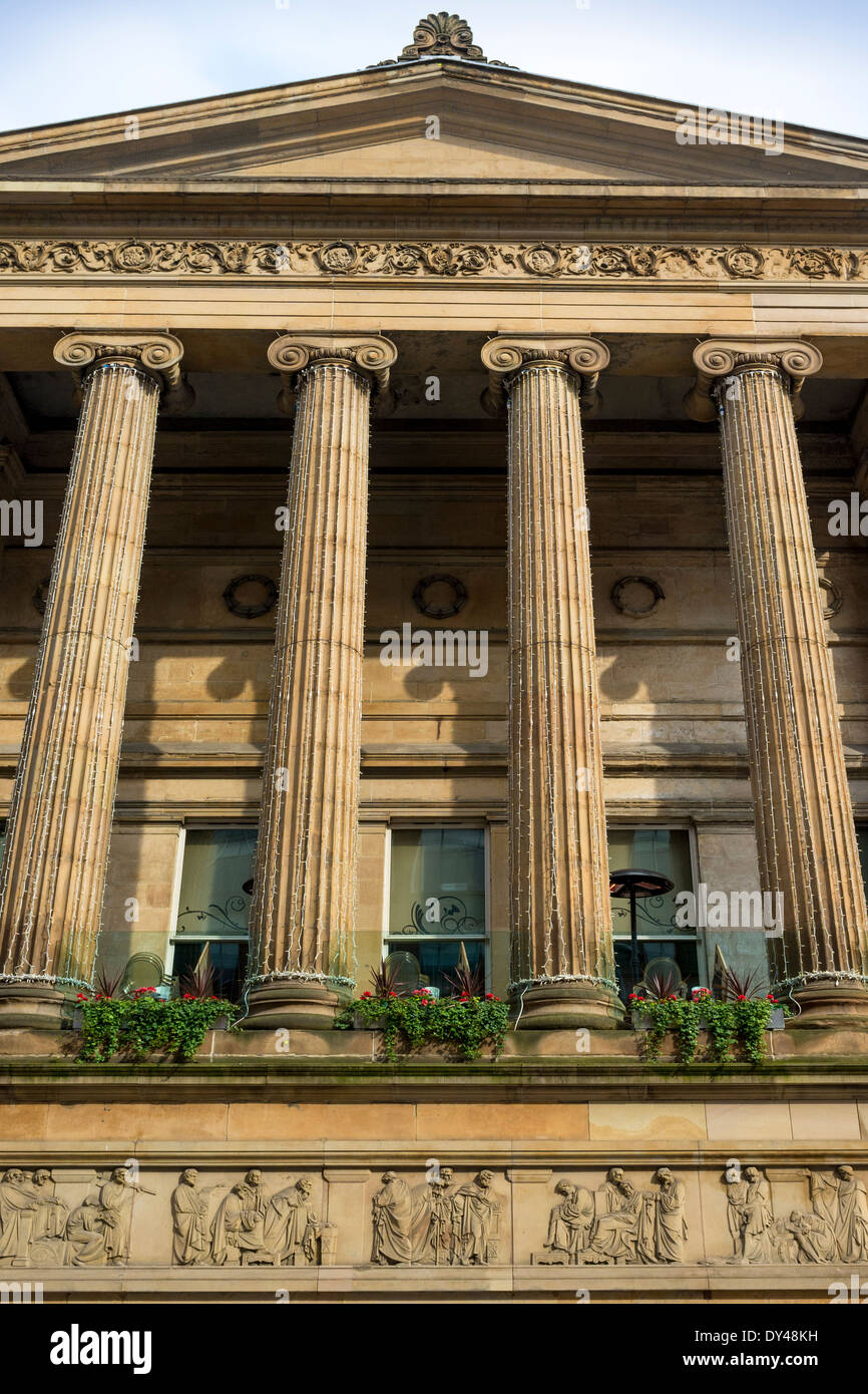 Dettaglio che mostra i rilievi scolpiti su un edificio che fu una volta usato come tribunali, Wilson Street, Glasgow, Scozia Foto Stock