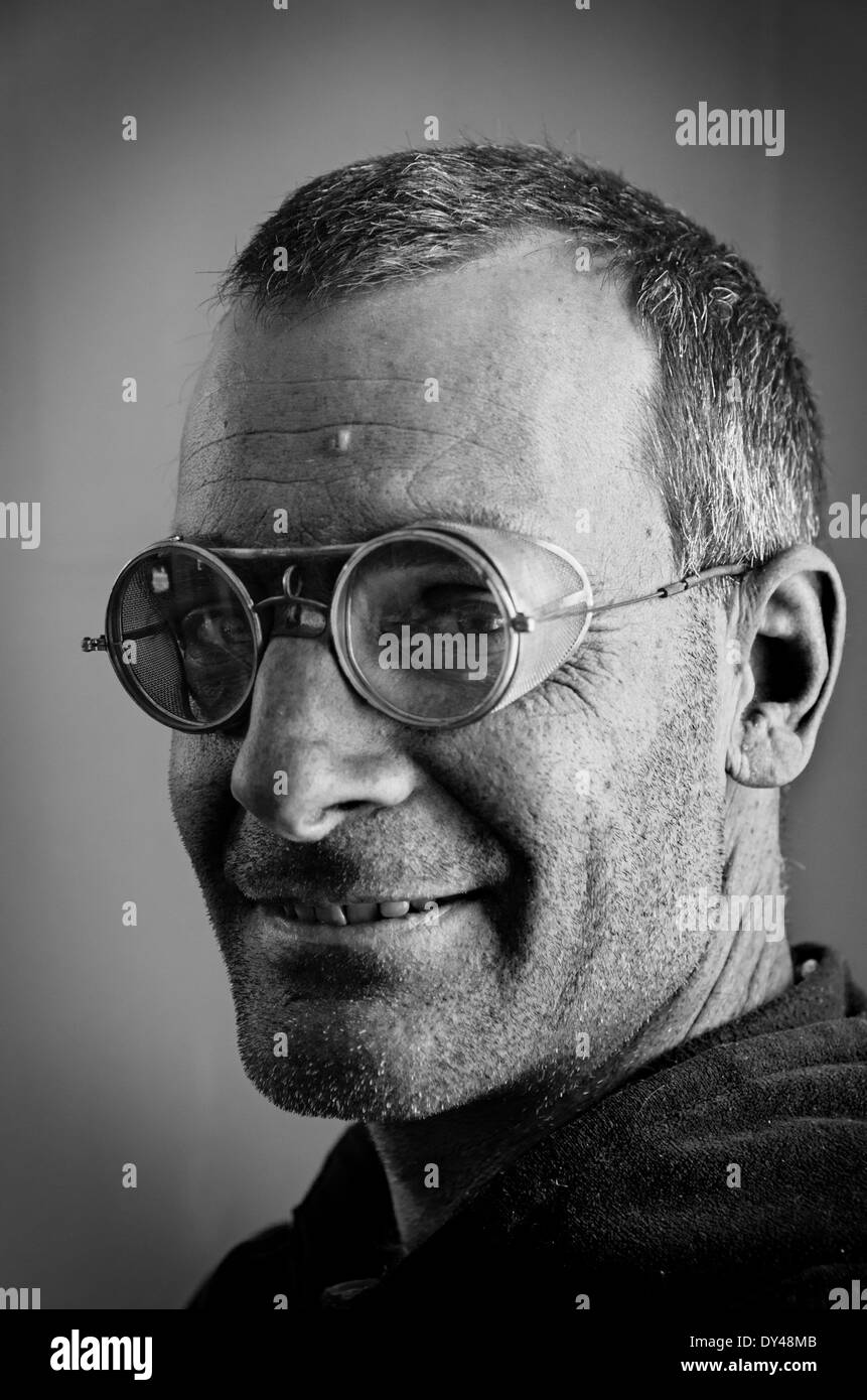 Immagine in bianco e nero di uomo con stile steampunk vecchi occhiali di sicurezza con maglie di protezioni laterali Foto Stock