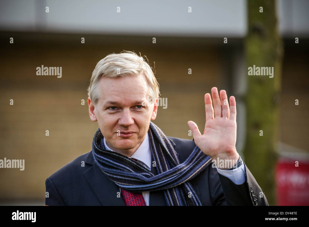 Fondatore di Wikileaks Julian Assange parla ai media dopo che compaiono in corrispondenza di Belmarsh Magistrates Court a Woolwich, Londra, Regno Unito. Foto Stock