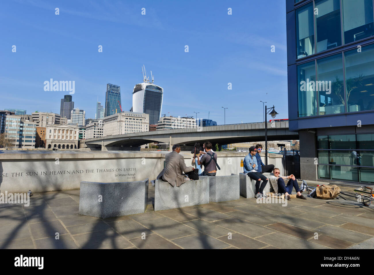 Le persone che si godono la British caldo clima soleggiato dal fiume Thames, London, England, Regno Unito. Foto Stock
