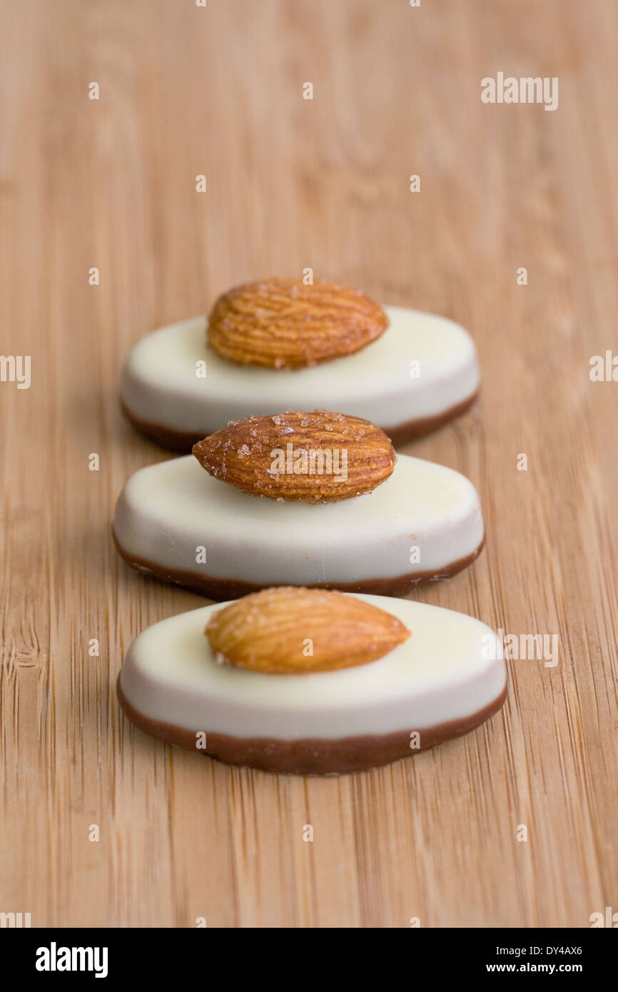 Tre cioccolati di lusso su una scheda di bambù. Foto Stock