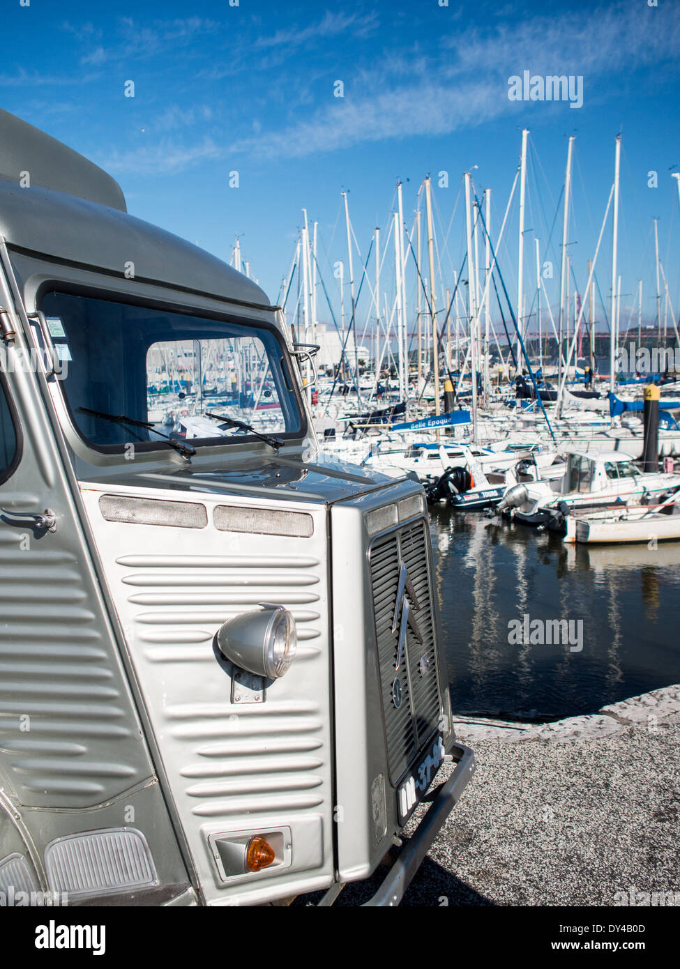 Vecchia Citroen van a Lisbona Belem marina Foto Stock