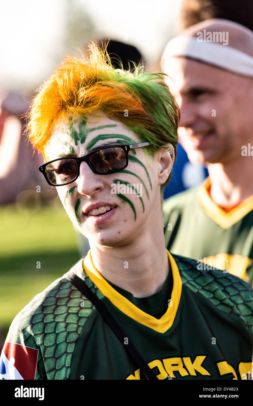 Squadre immettere il campo di gioco durante la cerimonia di apertura per il 7° Annuale di Coppa del Mondo di Quidditch Aprile 5, 2014 in Myrtle Beach, Carolina del Sud. Lo sport, creato da Harry Potter romanzi è un co-de sport di contatto con elementi da Rugby, Basket e dodgeball. Una squadra di Quidditch è composta di sette atleti che giocare con broomsticks tra le loro gambe in corrispondenza di tutti i tempi. Foto Stock