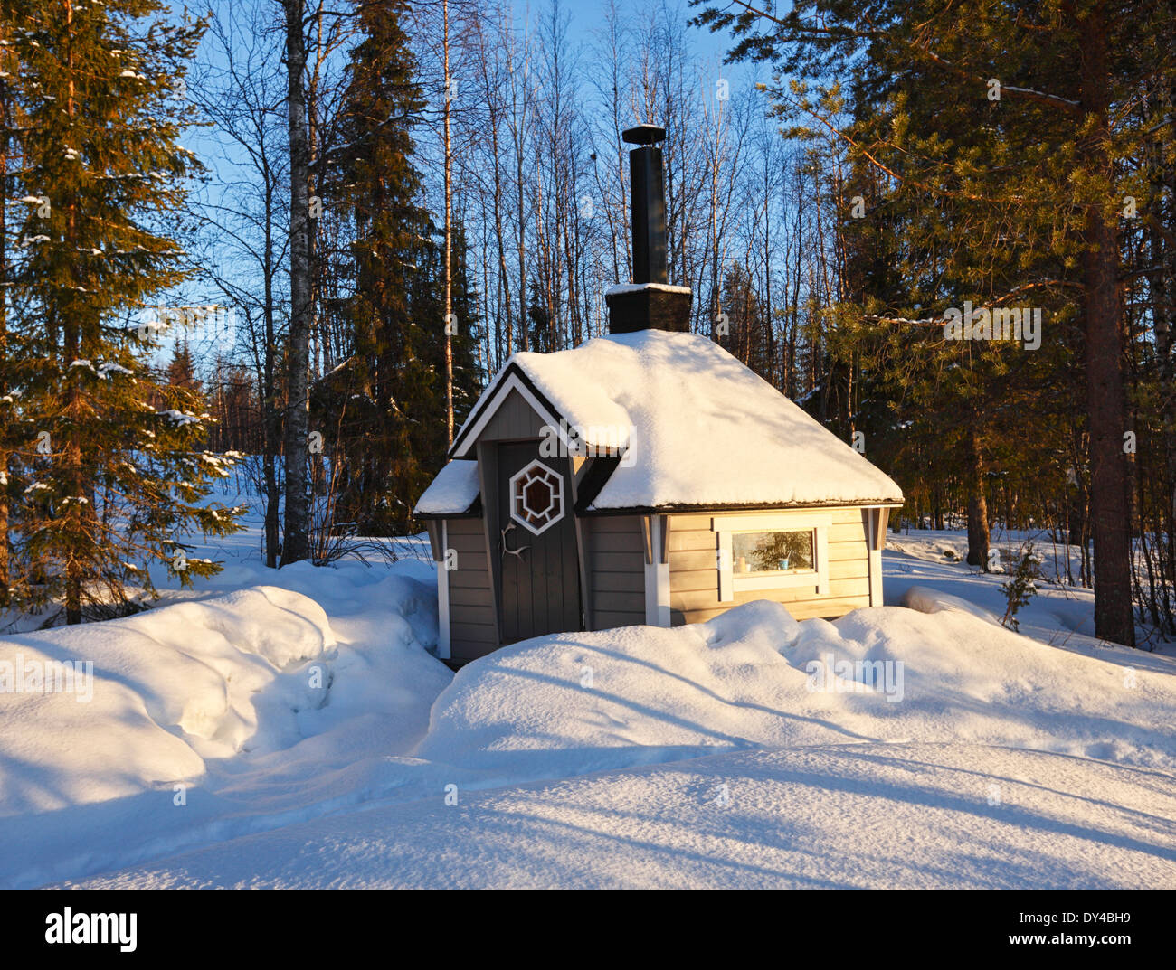 Piccole casette di legno sauna in Finlandia, la Lapponia. Foto Stock