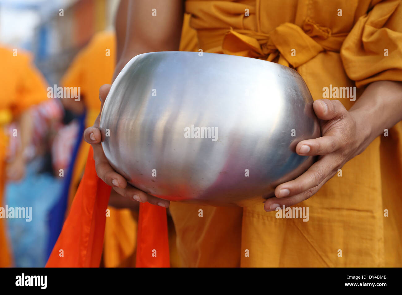 Monaco buddista di alms ciotola, Thailandia Foto Stock