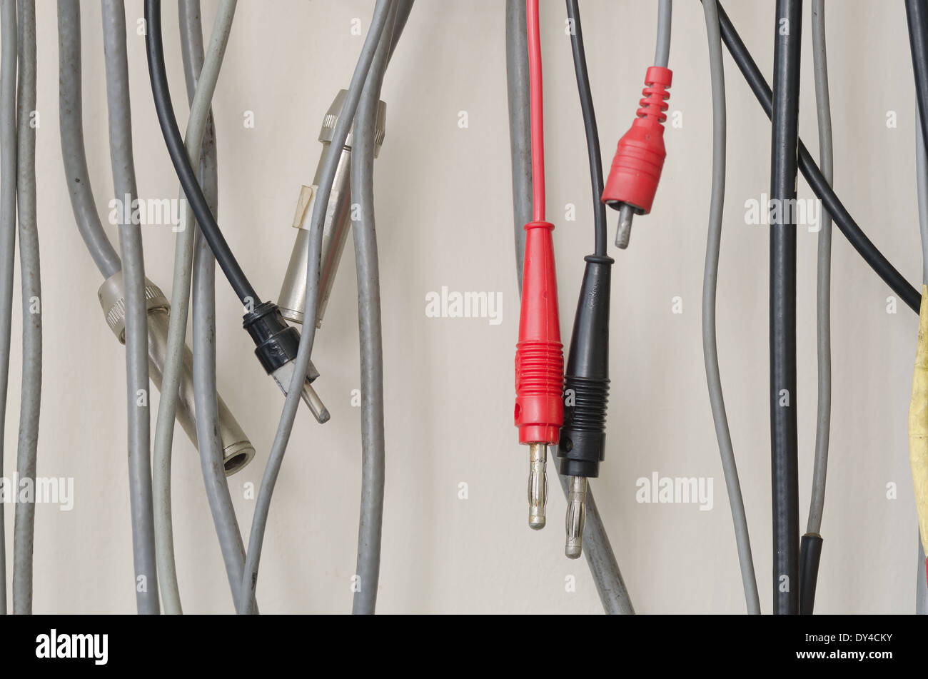 Massa di fili elettrici cavi utilizzati per la sperimentazione jack fono  stereo mono schermato con messa a terra di ingresso vga audio XLR Foto  stock - Alamy