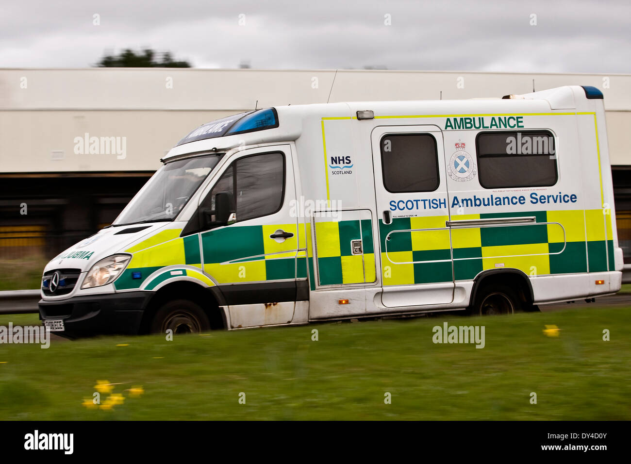 Servizio di ambulanza scozzese ambulanza ambulanza che accelera lungo la Kingsway West Dual carriage rispondere a un'emergenza 999 a Dundee, Scozia Foto Stock