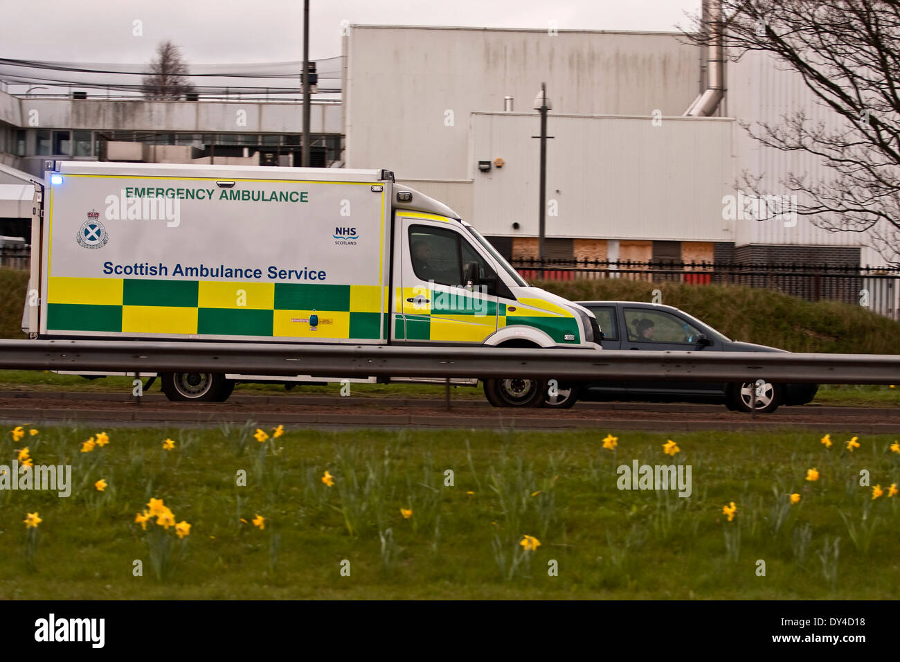 Servizio di ambulanza scozzese ambulanza ambulanza che accelera lungo la Kingsway West Dual carriage rispondere a un'emergenza 999 a Dundee, Scozia Foto Stock