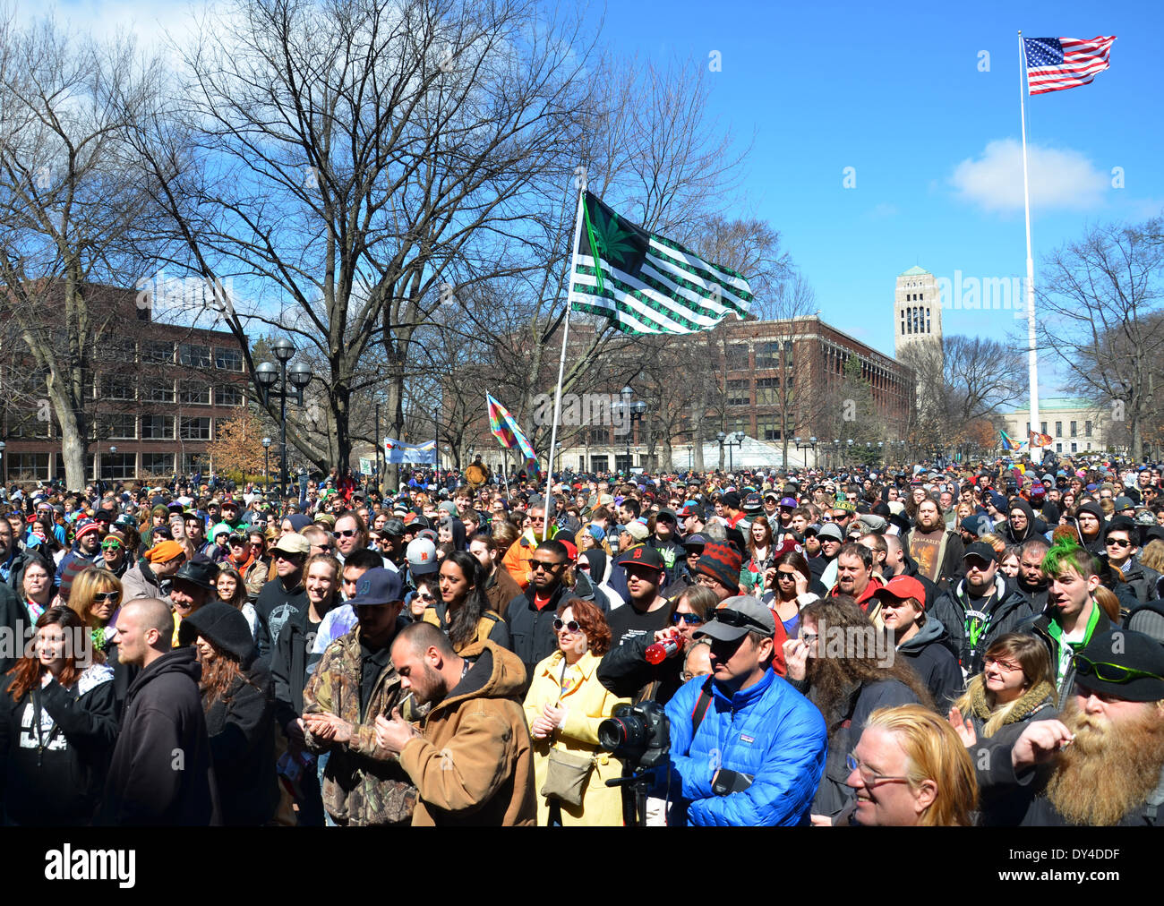 Una folla assiste la xliii Hash annuale Bash nel rally di Ann Arbor, MI Aprile 5, 2014. Foto Stock