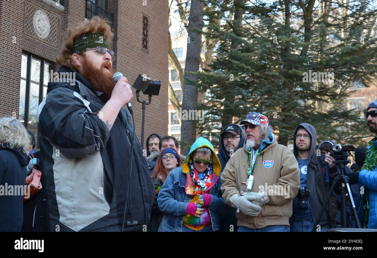 La guerra di Iraq veterano Dakota Serna parla dei vantaggi di marijuana nel gestire il suo PTSD alla xliii Hash annuale Bash rally Foto Stock