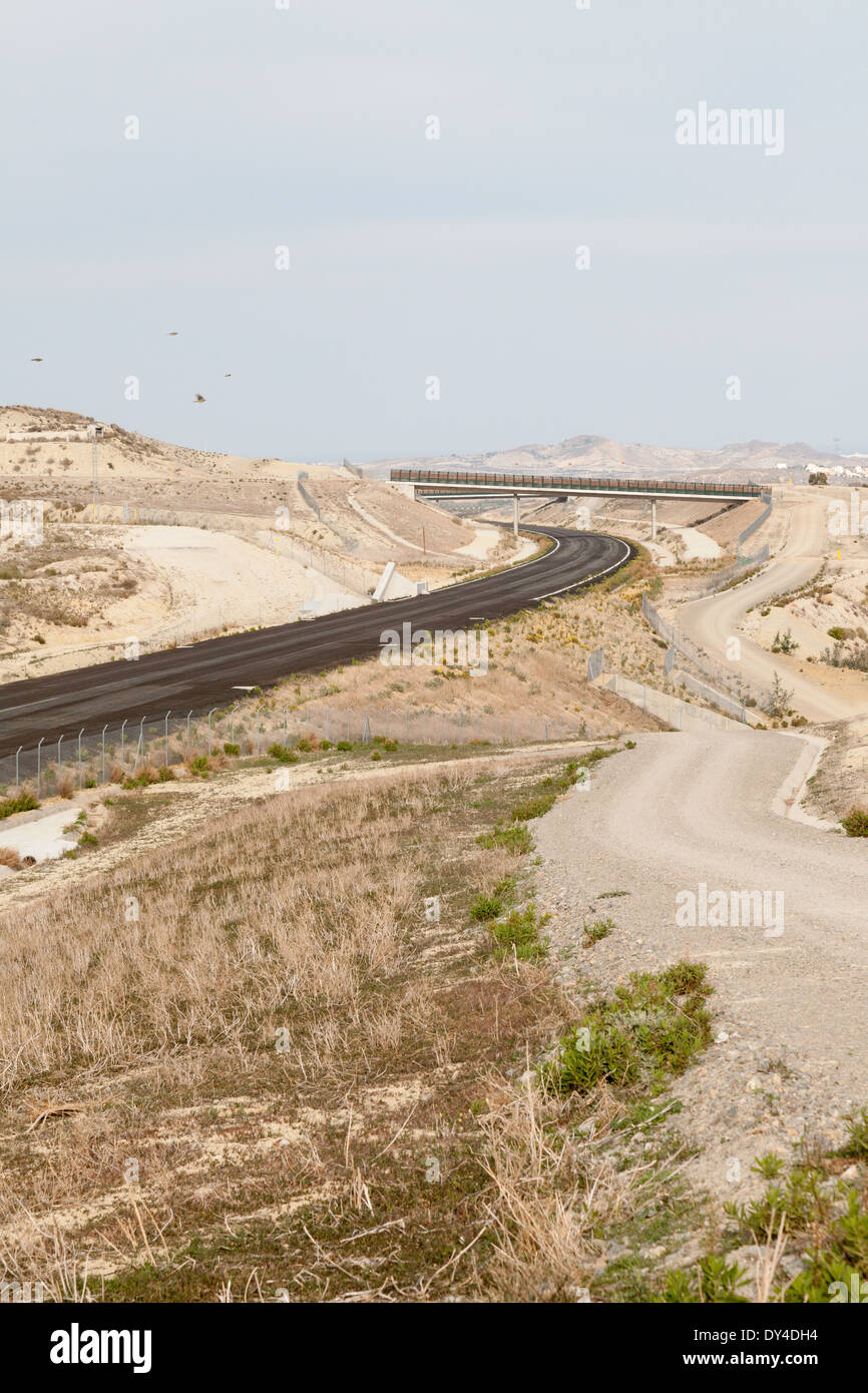 L'incompiuta nuova linea ferroviaria tra città di Almeria e Murcia, dove il lavoro è stato interrotto, Almeria, Andalusia Spagna, Europa Foto Stock