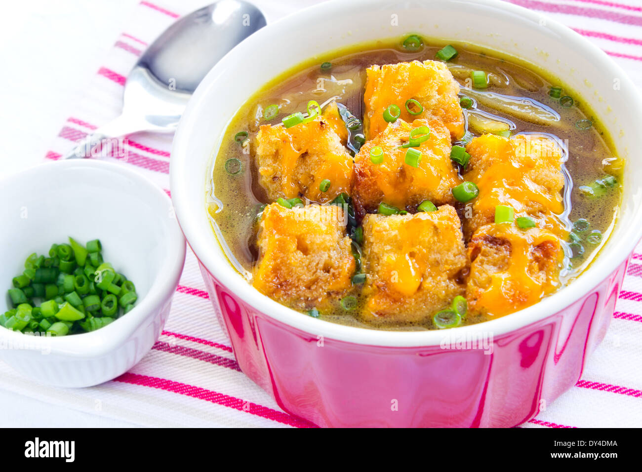 Zuppa di cipolle alla francese con crostini e fuso il formaggio cheddar Foto Stock