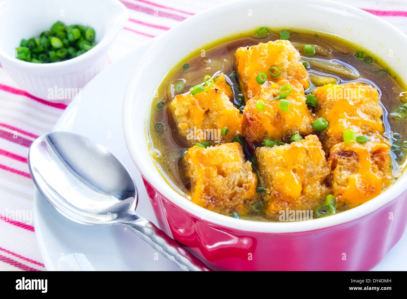 Zuppa di cipolle alla francese con crostini e fuso il formaggio cheddar Foto Stock