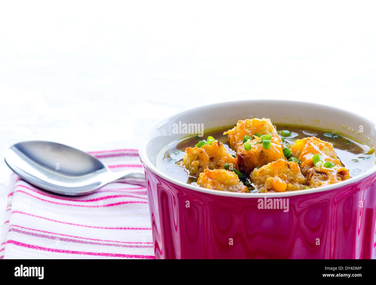 Zuppa di cipolle alla francese con crostini e fuso il formaggio cheddar Foto Stock