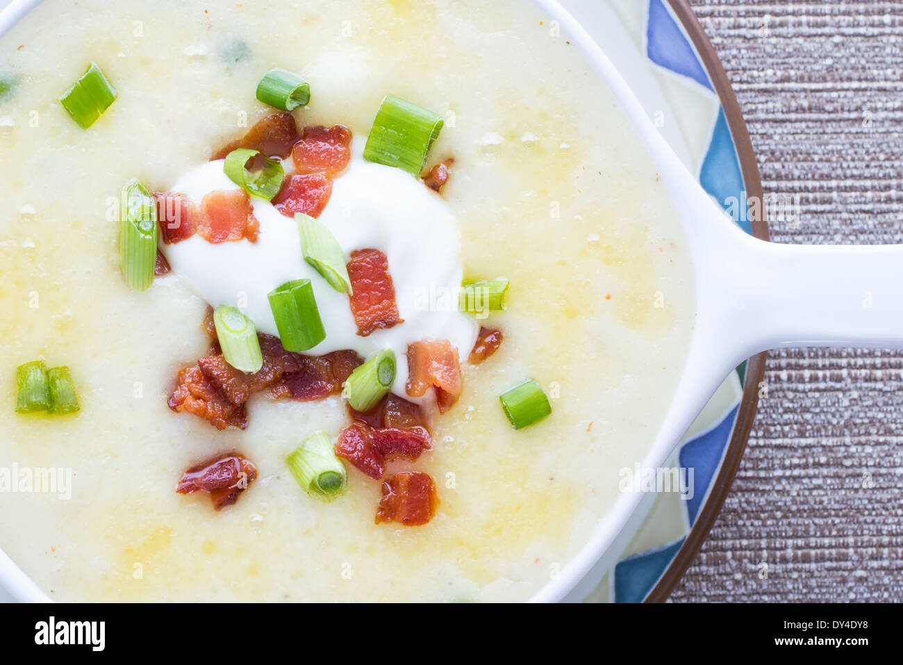 Senza glutine di patate e pancetta minestra con lo scalogno e panna acida Foto Stock