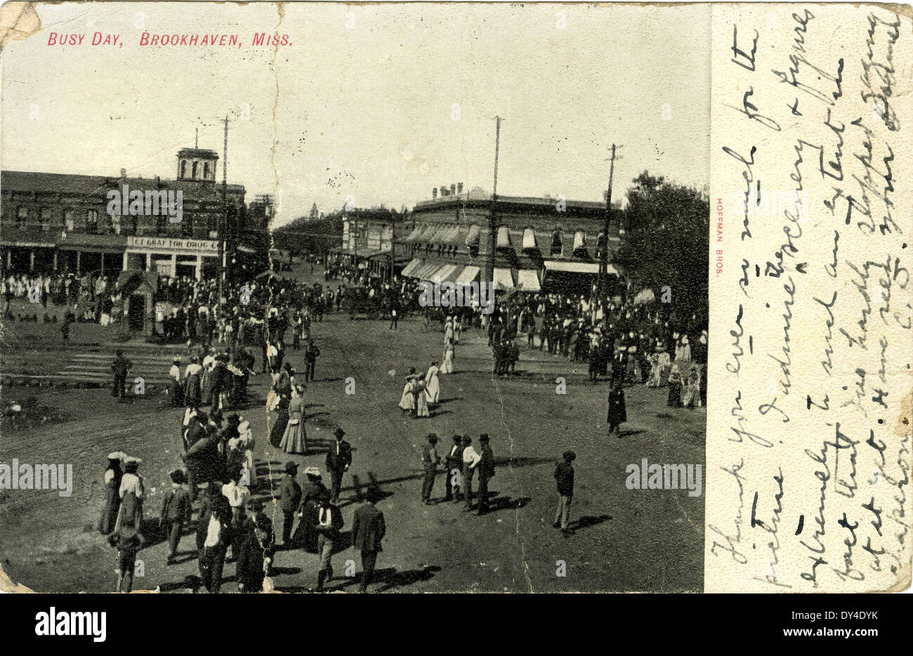Cartolina che raffigura una giornata movimentata a Brookhaven, Mississippi, e cattura la vivace vita di strada e le attività della comunità. Foto Stock