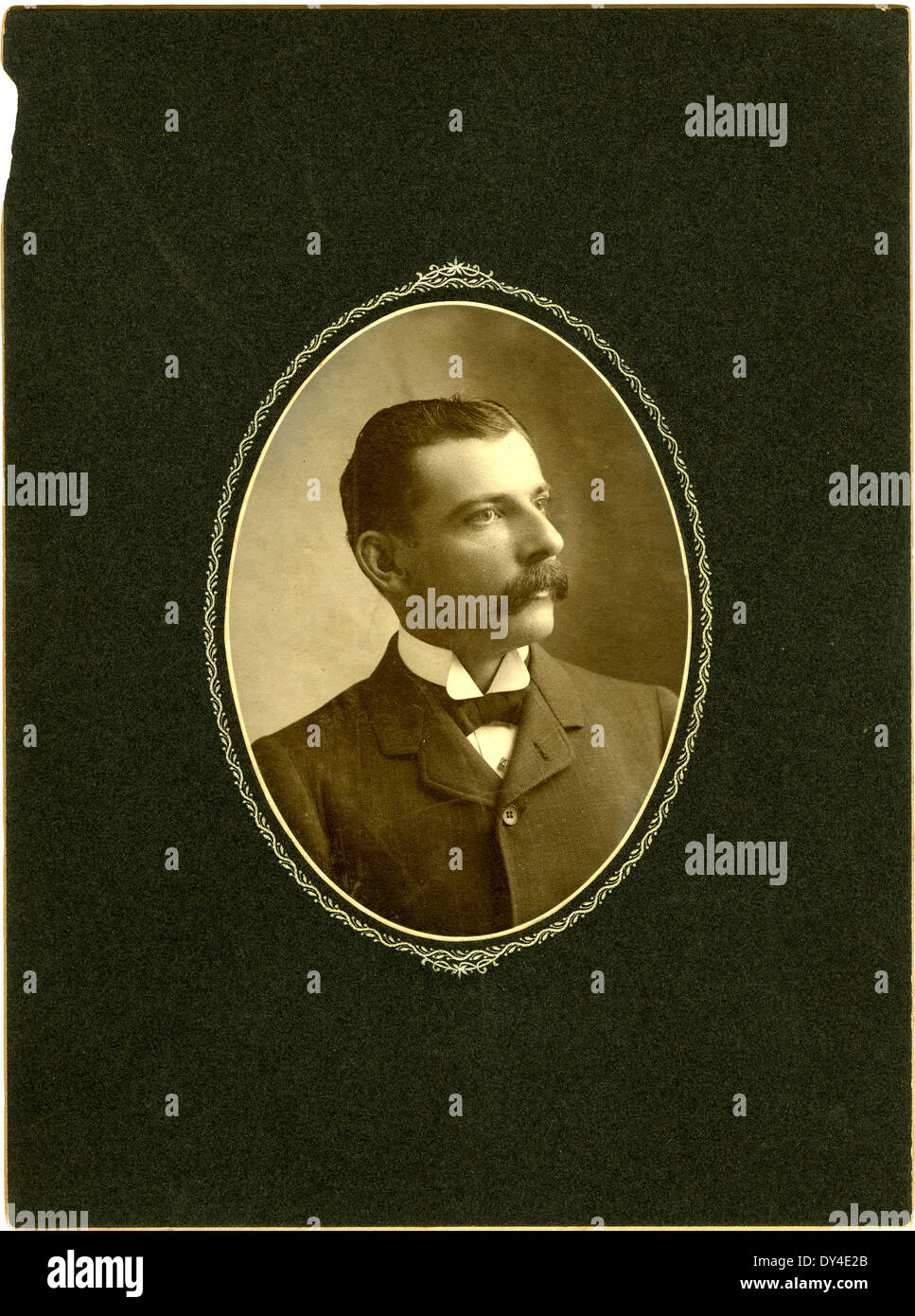 Questa fotografia cattura una giornata intensa a Brookhaven, Mississippi, mostrando l'atmosfera vibrante della città e le attività quotidiane della metà del XX secolo. Foto Stock