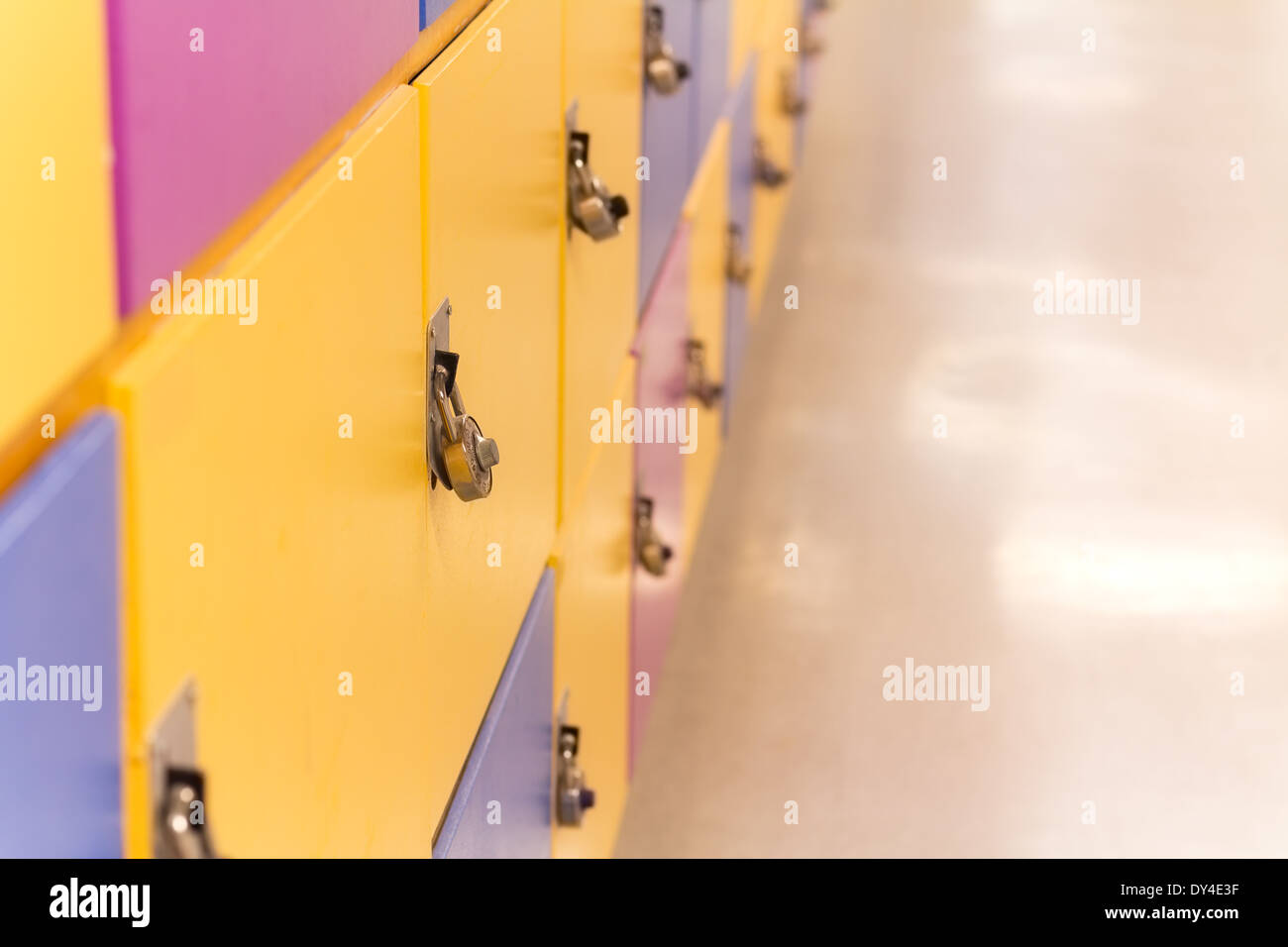 Scuola colorati armadietti in giallo, blu e viola Foto Stock