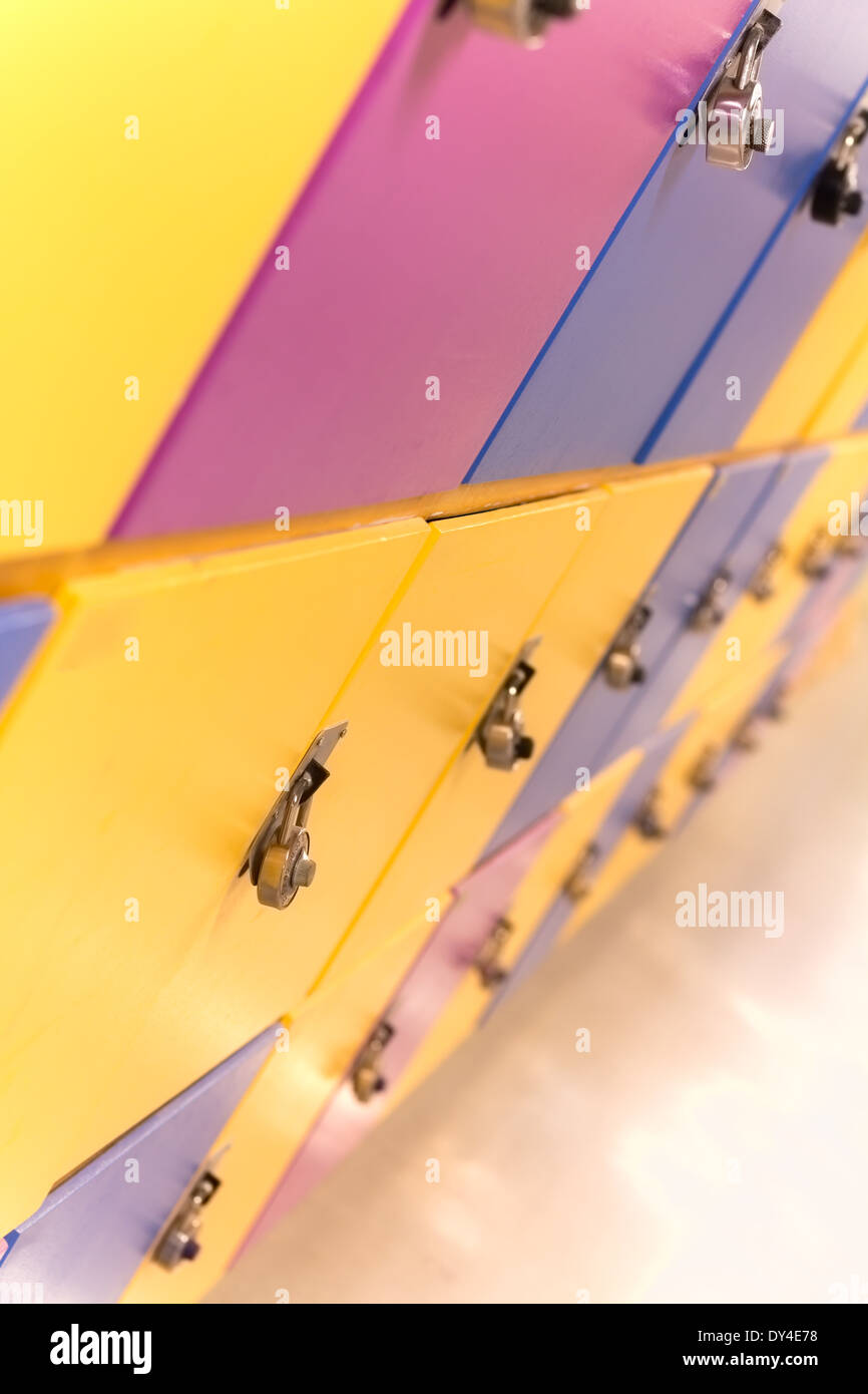 Scuola colorati armadietti in giallo, blu e viola Foto Stock
