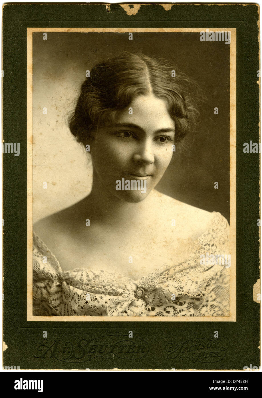 Questa fotografia cattura la vivace scena di Brookhaven, Mississippi, in una giornata intensa, mostrando la vivace vita di strada della città e la vivace attività che ha caratterizzato l'inizio del XX secolo. Foto Stock