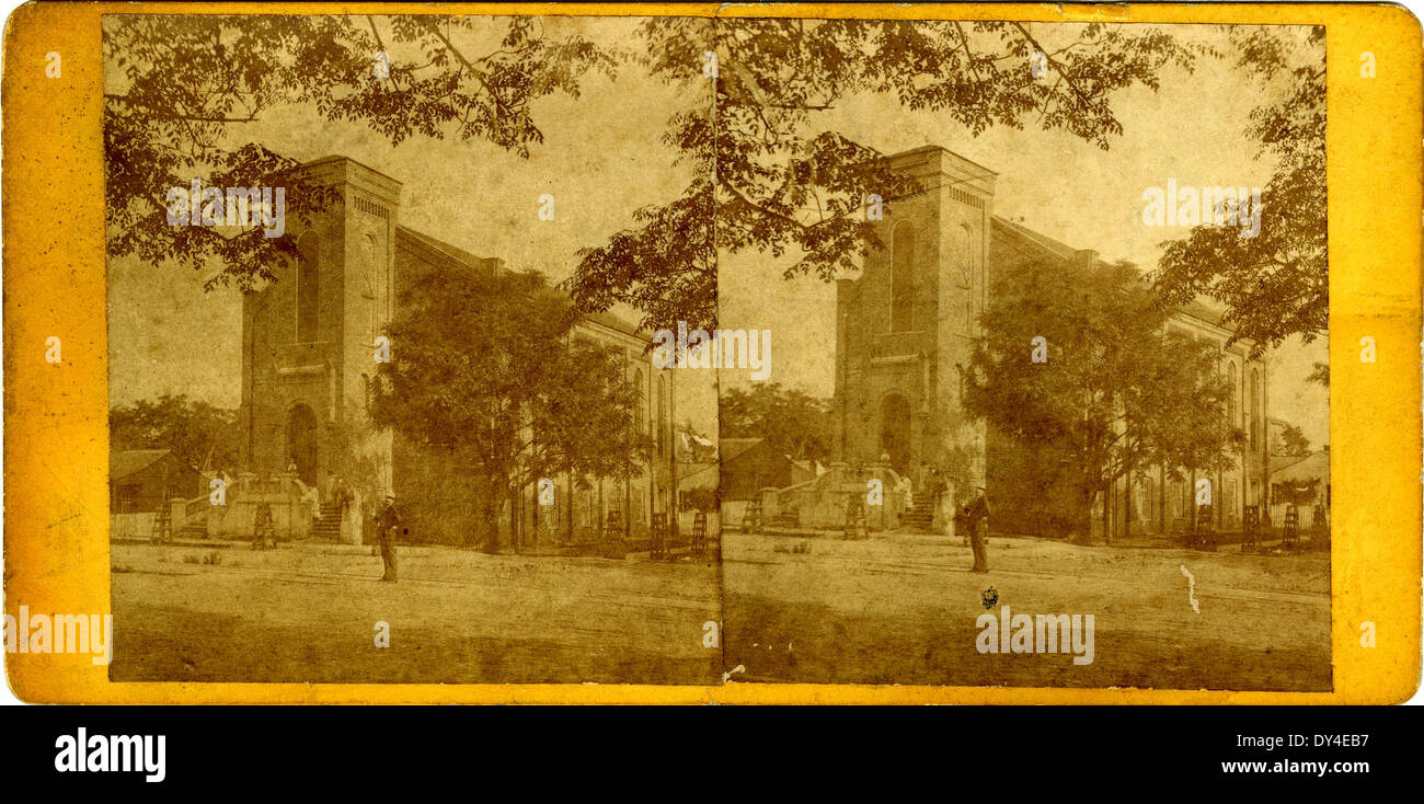 Una vivace scena di strada da Brookhaven, Mississippi, che raffigura l'energia di una giornata impegnativa con persone che si impegnano in varie attività, catturando l'essenza di un'atmosfera da piccola città. Foto Stock