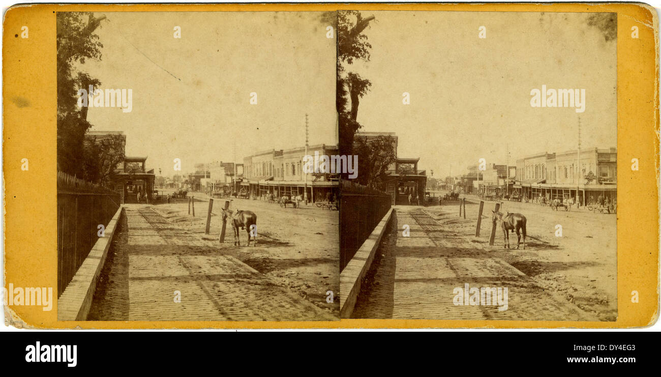 Scattata in una giornata intensa a Brookhaven, Mississippi, questa foto mostra lo stile di vita attivo e la vivace vita della comunità in questa piccola città del sud durante il XX secolo. Foto Stock