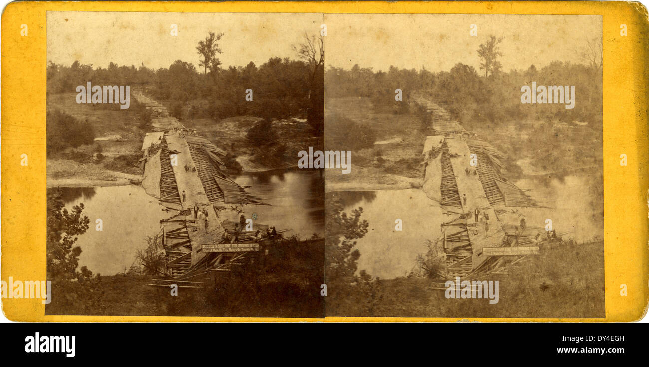 Questa immagine raffigura un'altra giornata movimentata a Brookhaven, Mississippi, che mostra l'atmosfera vibrante delle strade della città. Riflette la comunità attiva e vivace durante la metà del XX secolo. Foto Stock