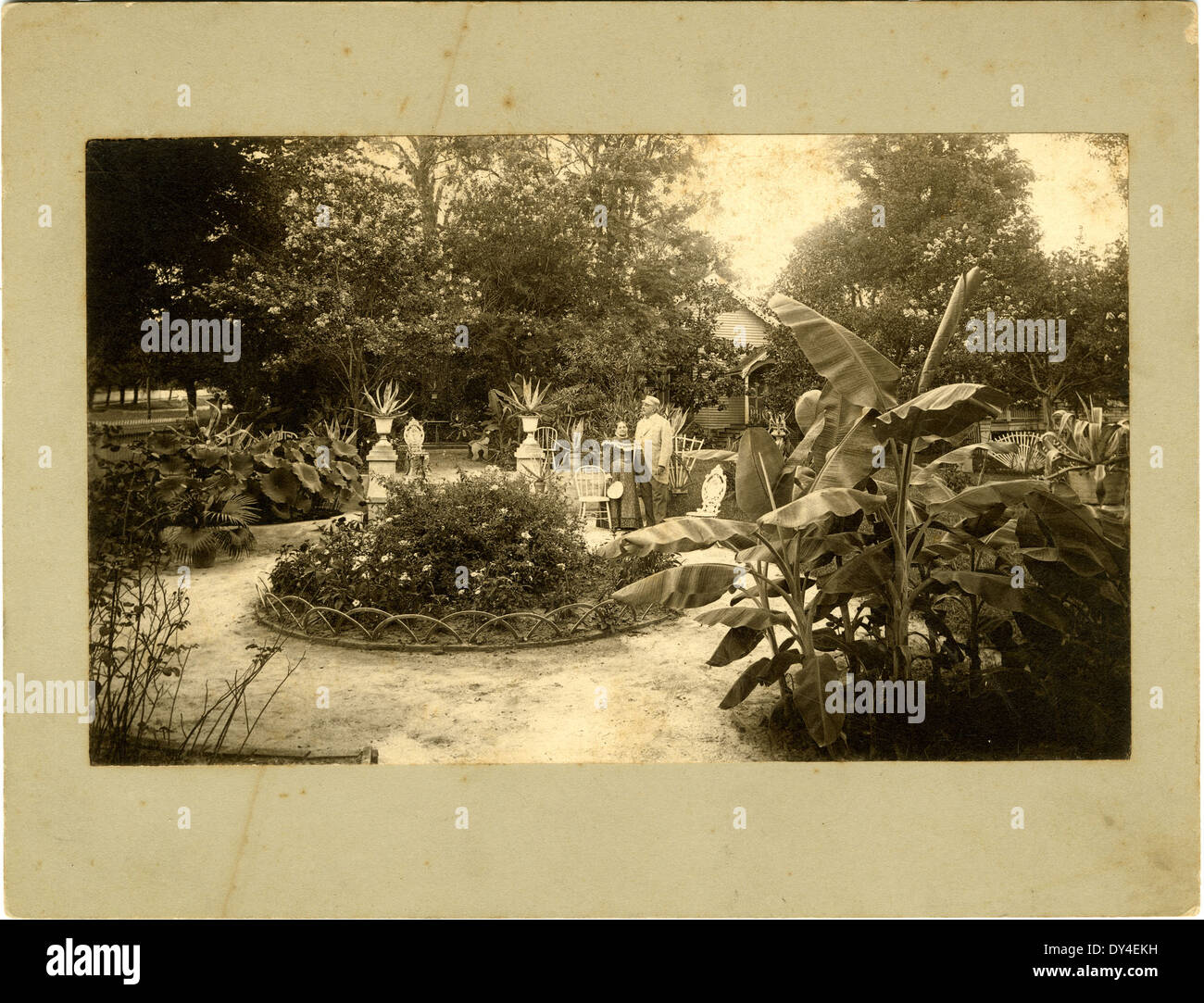 Questa immagine raffigura una giornata impegnativa a Brookhaven, Mississippi, con residenti locali impegnati in attività quotidiane, che mostrano la vivace vita della comunità della città all'inizio del XX secolo. Foto Stock