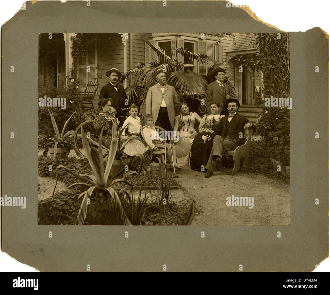 Brookhaven, Mississippi, catturata in una trafficata scena di strada, che mostra la vibrante atmosfera della città e la sua vita commerciale e residenziale. Foto Stock