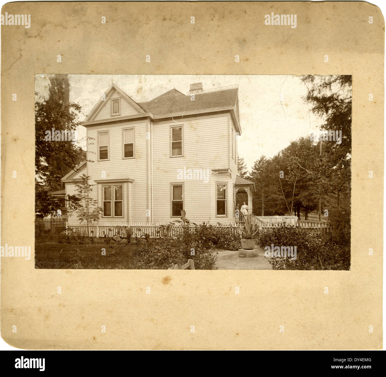 Un'altra vista di Brookhaven, Mississippi, durante una giornata intensa negli anni '1950, che illustra la vibrante vita locale e le interazioni della comunità. Foto Stock