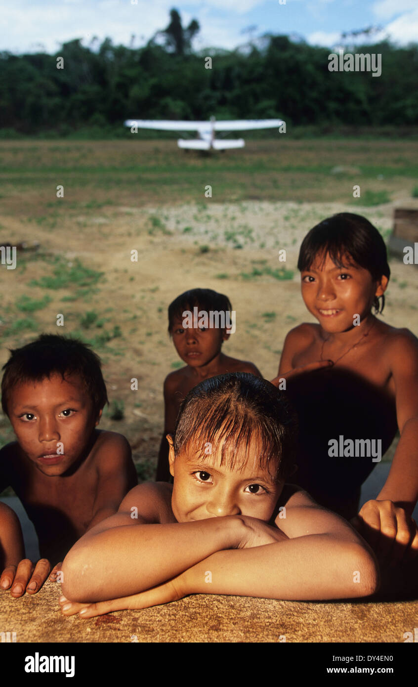 Gli Yanomami bambini e aereo, provincia di Roraima, vicino a Boa Vista,  Brasile, Amazon Foto stock - Alamy