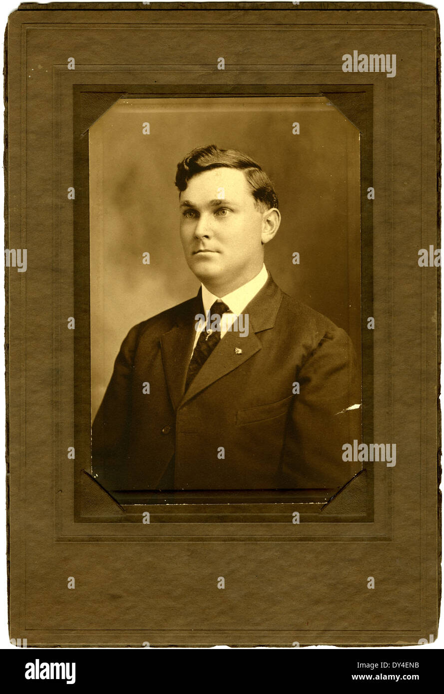 Una vivace scena di strada da Brookhaven, Mississippi, che cattura la vita quotidiana della città. La fotografia mostra il traffico e il trambusto della piccola città, riflettendo la sua vibrante atmosfera comunitaria. Foto Stock