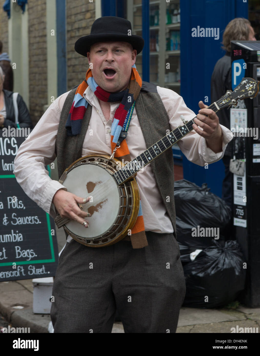 Musicista di strada giocando banjo. Suonatore ambulante di Londra. Foto Stock