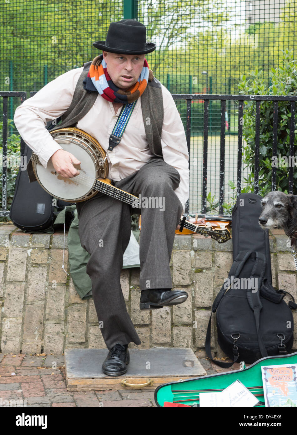 Musicista di strada giocando banjo. Suonatore ambulante di Londra. Foto Stock
