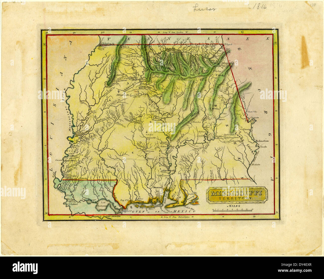 Una vivace scena a Brookhaven, Mississippi, che mostra la vivace vita quotidiana della città con pedoni, veicoli e aziende locali. Foto Stock