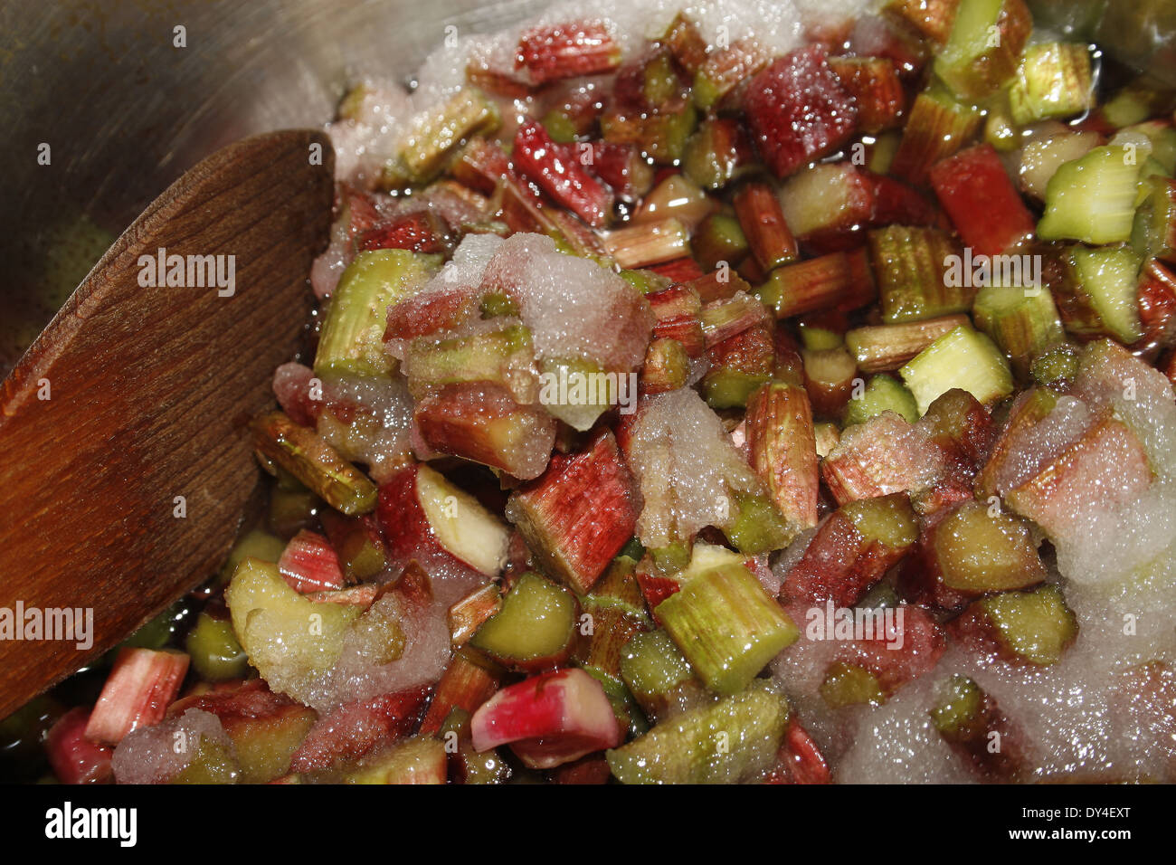 Rabarbaro, zucchero e apple pronti a fare jam Rheum rhabarbarum Foto Stock