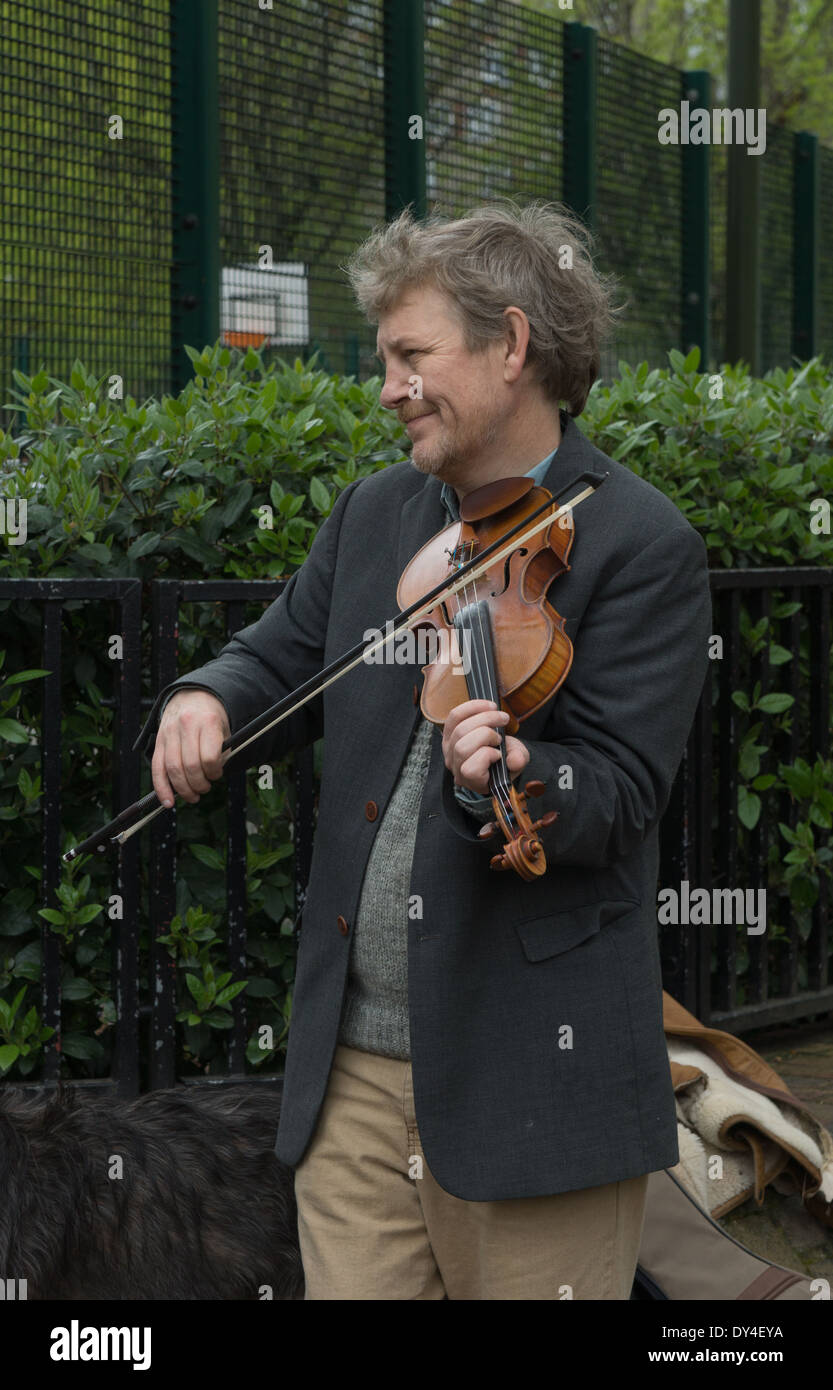 Busker con violino, Londra. Columbia Road Foto Stock